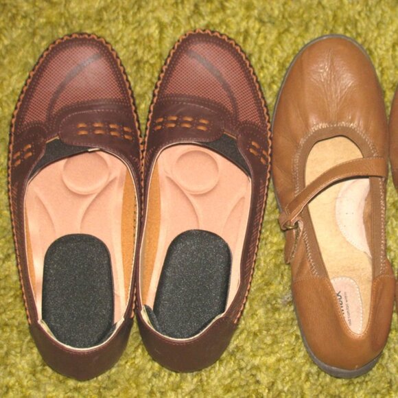 2 pair Ladies Shoes Size 9 Medium Width - Picture 1 of 3